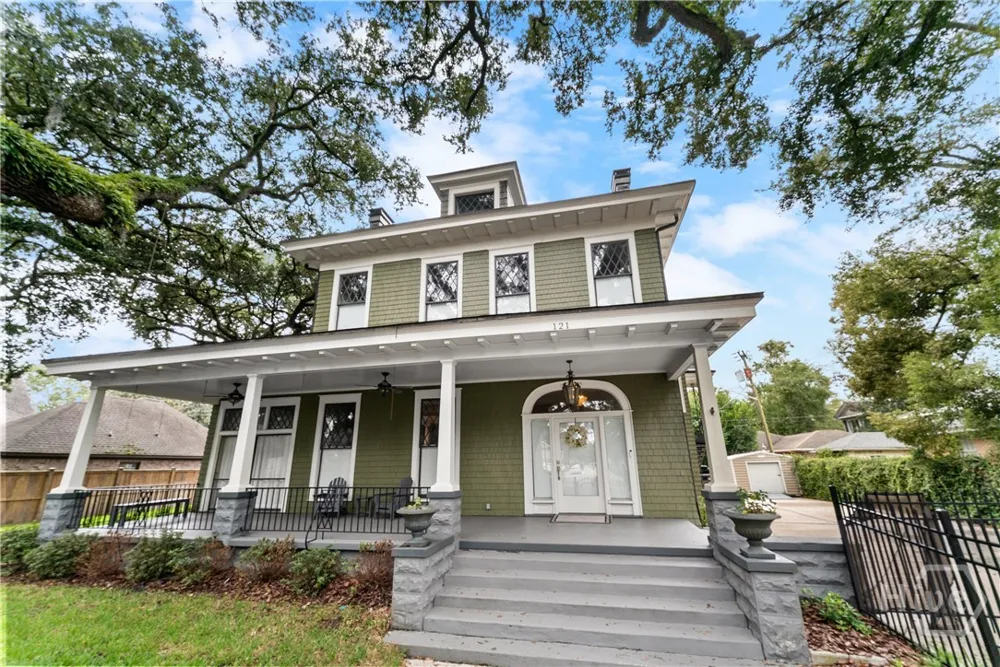 121 E Victory Drive Savannah, GA 31405
