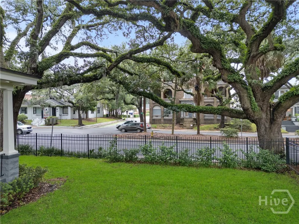 121 E Victory Drive Savannah, GA 31405