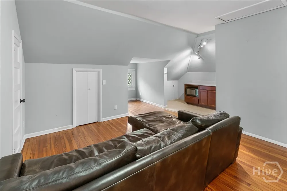 121 E Victory Drive Savannah, GA 31405