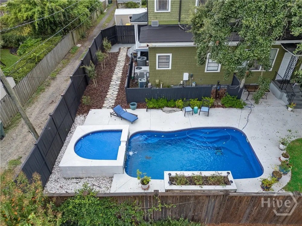 121 E Victory Drive Savannah, GA 31405