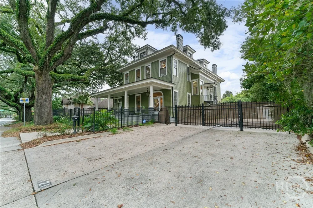 121 E Victory Drive Savannah, GA 31405