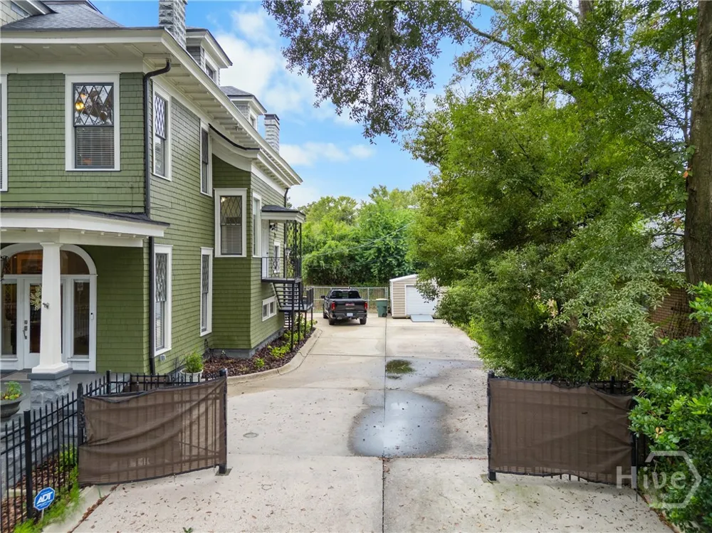 121 E Victory Drive Savannah, GA 31405