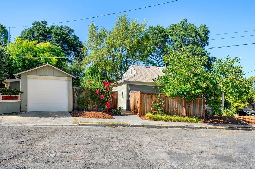 306 Pitt Avenue Sebastopol, CA 95472