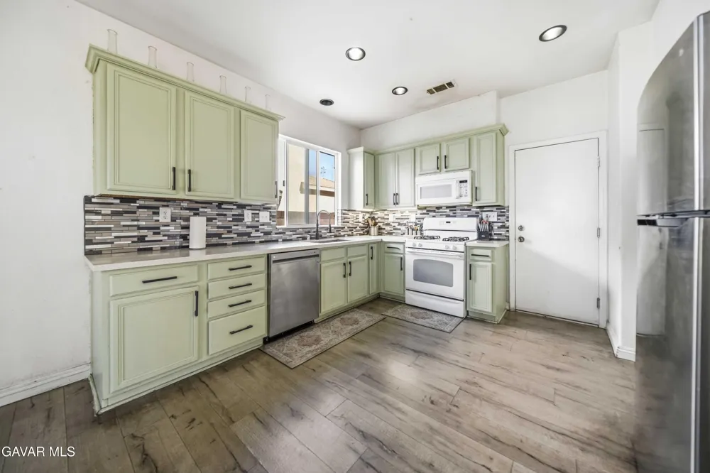 2757 Emerald Lane Lancaster, CA 93535