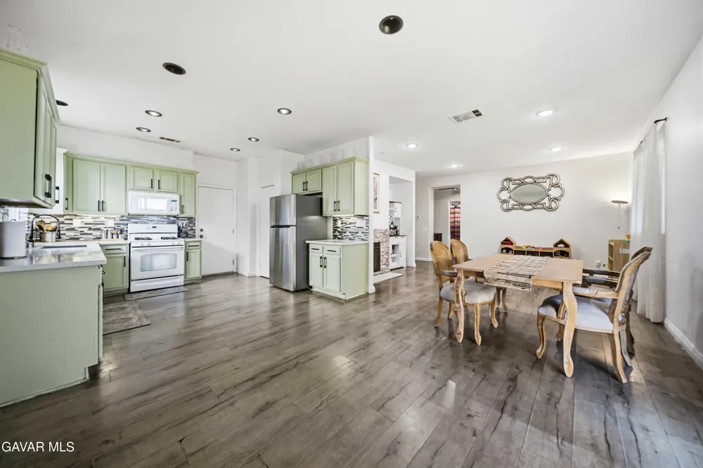 2757 Emerald Lane Lancaster, CA 93535