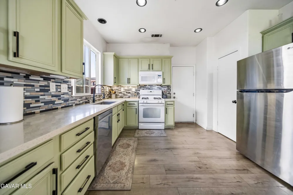2757 Emerald Lane Lancaster, CA 93535