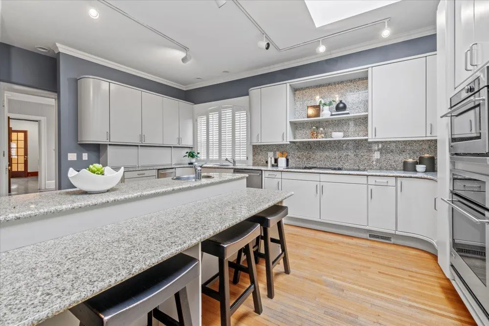 1724 Summit Avenue #R Minneapolis, MN 55403