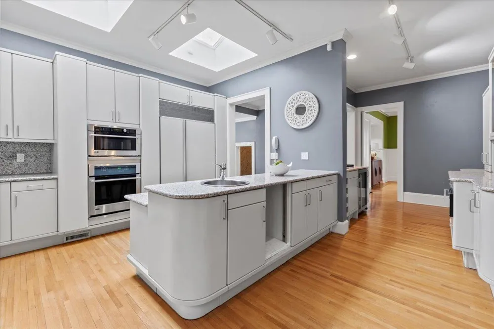 1724 Summit Avenue #R Minneapolis, MN 55403