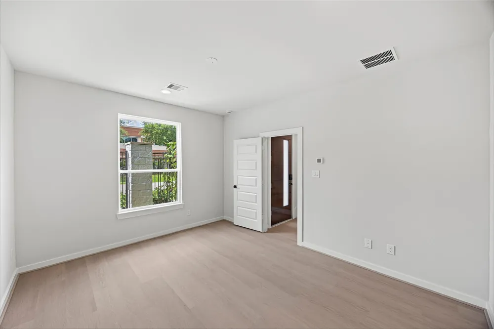 523 Hillwood Heights Drive Houston, TX 77091