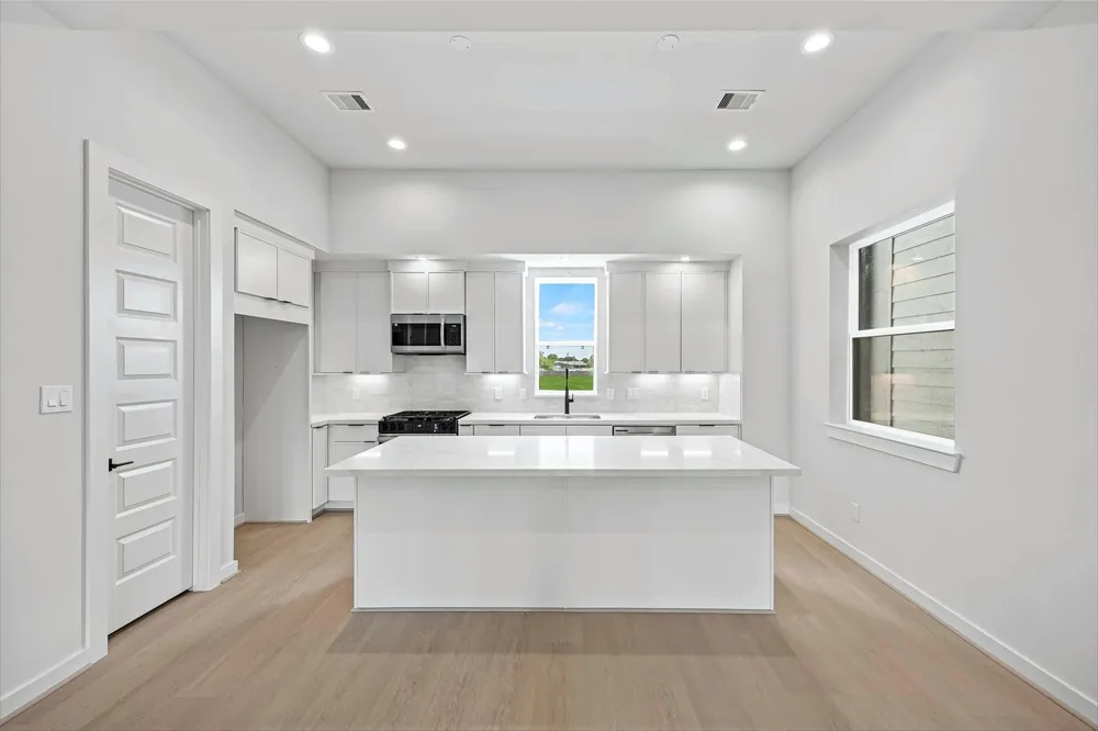 523 Hillwood Heights Drive Houston, TX 77091