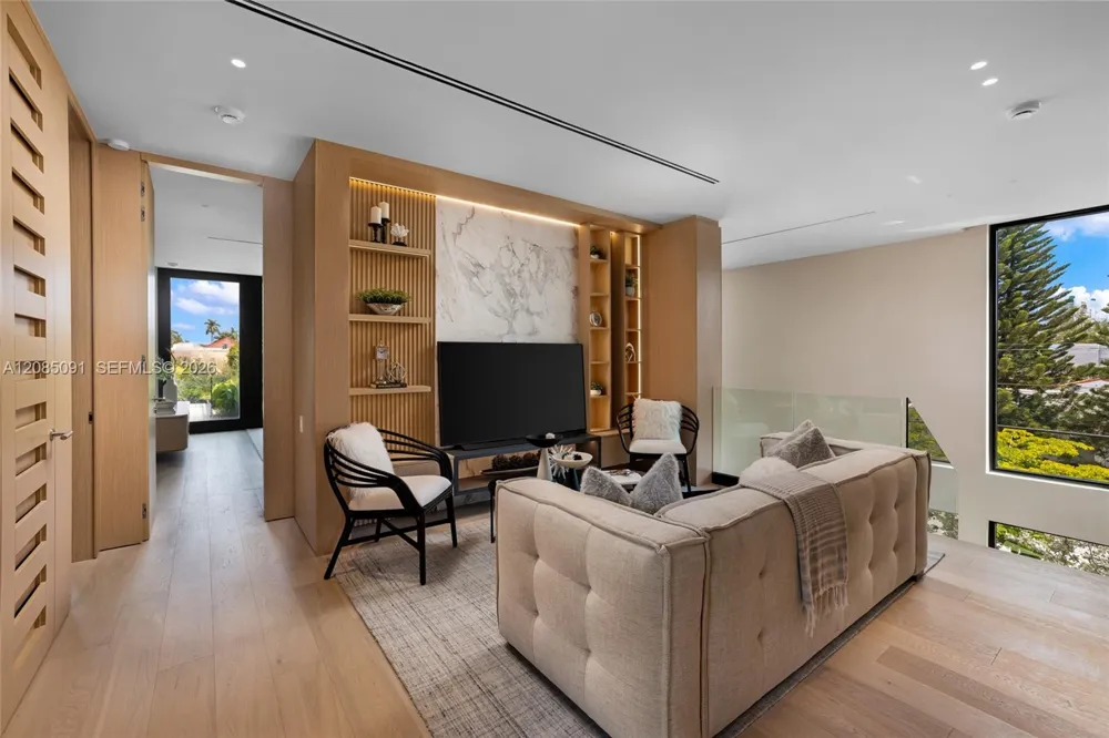 4940 Cherokee Ave Miami Beach, FL 33140