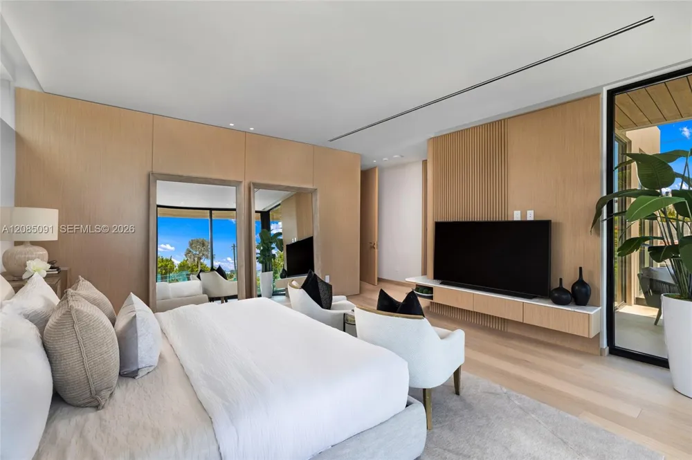 4940 Cherokee Ave Miami Beach, FL 33140