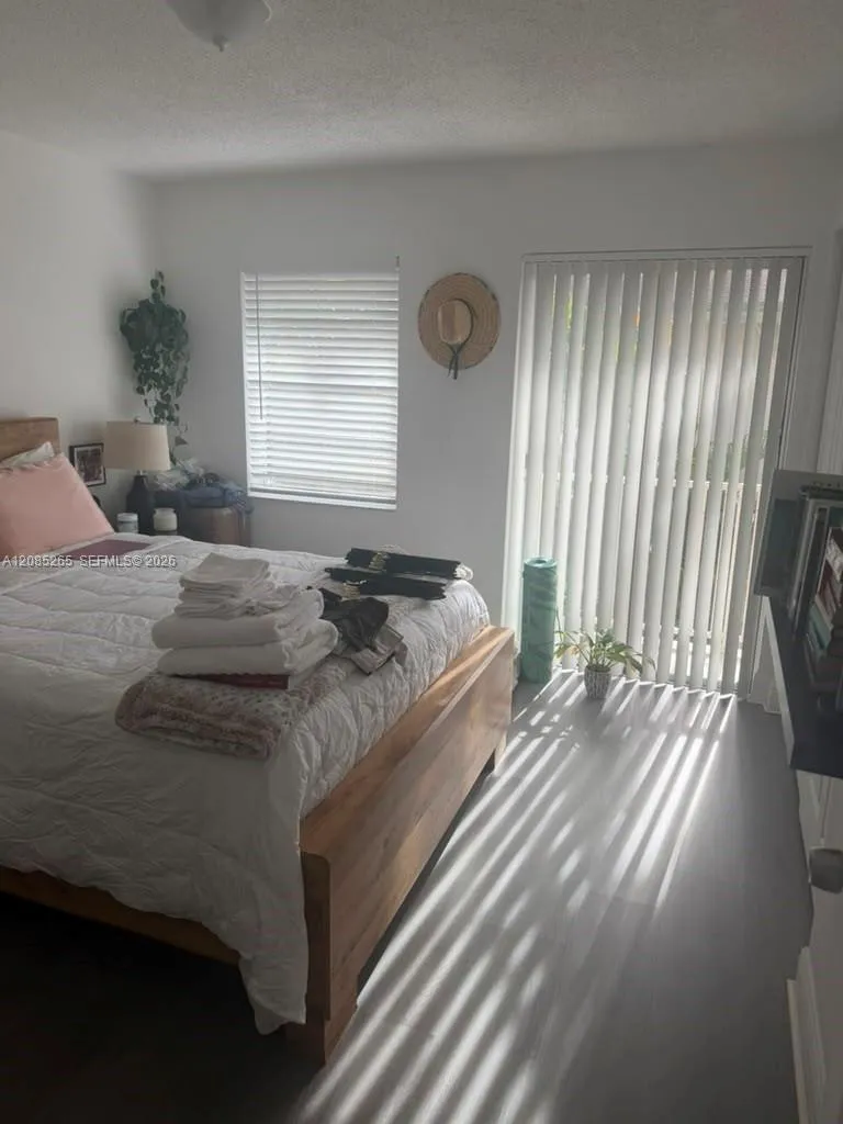 42 W 7th St #202 Hialeah, FL 33010