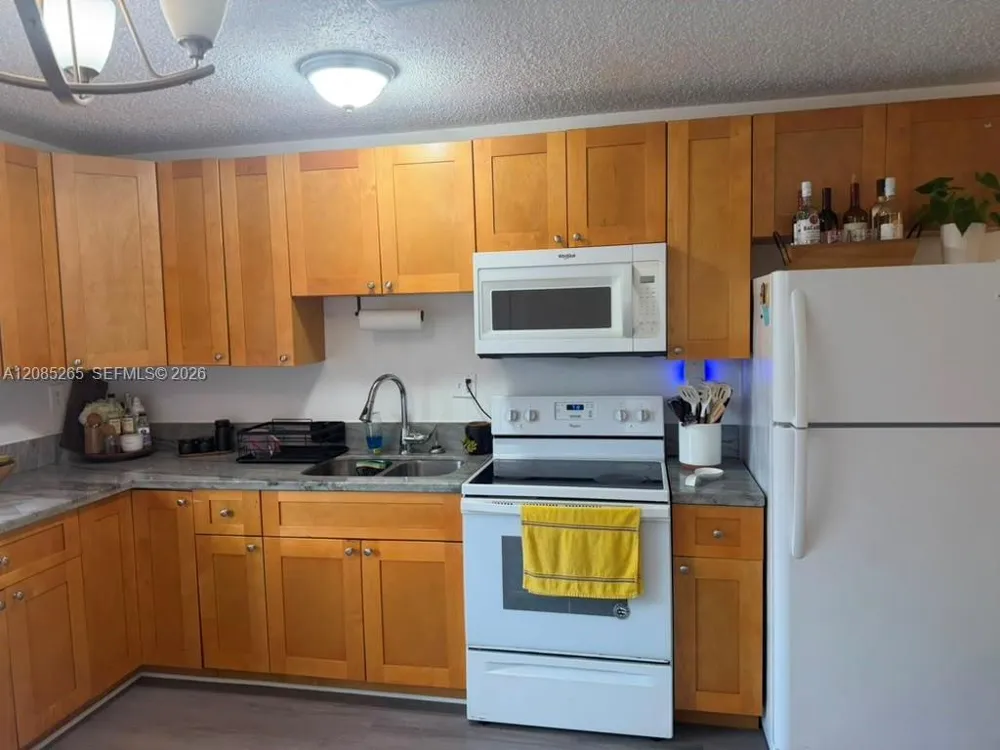 42 W 7th St #202 Hialeah, FL 33010