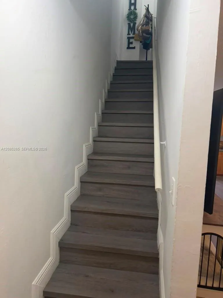 42 W 7th St #202 Hialeah, FL 33010
