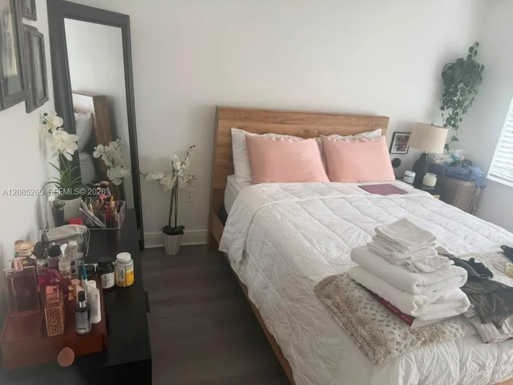 42 W 7th St #202 Hialeah, FL 33010