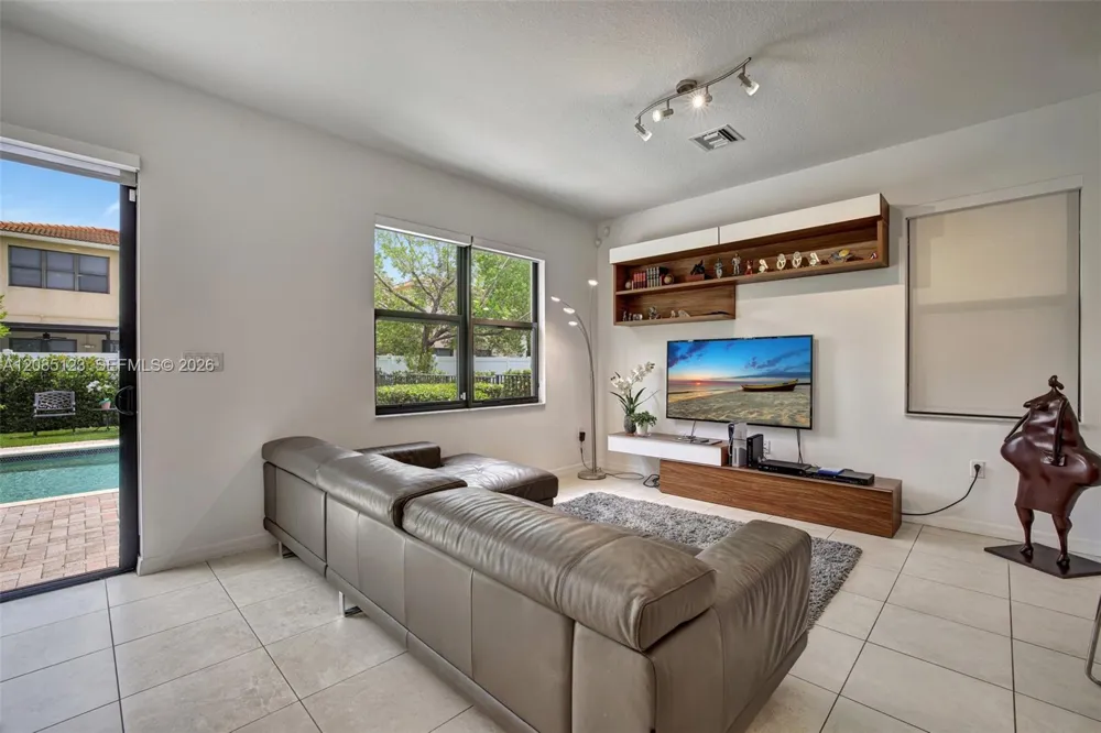 657 NE 191st St Miami, FL 33179