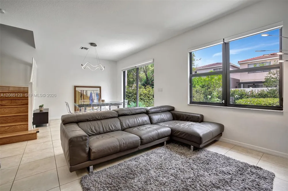 657 NE 191st St Miami, FL 33179