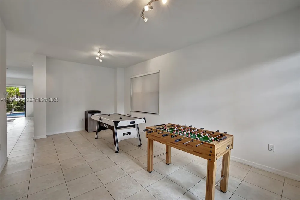 657 NE 191st St Miami, FL 33179