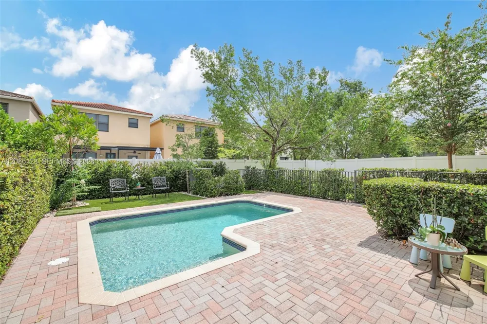 657 NE 191st St Miami, FL 33179