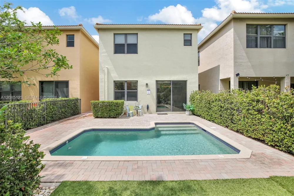 657 NE 191st St Miami, FL 33179