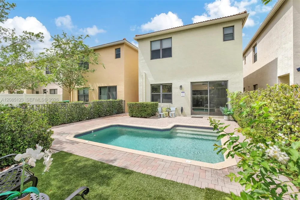 657 NE 191st St Miami, FL 33179