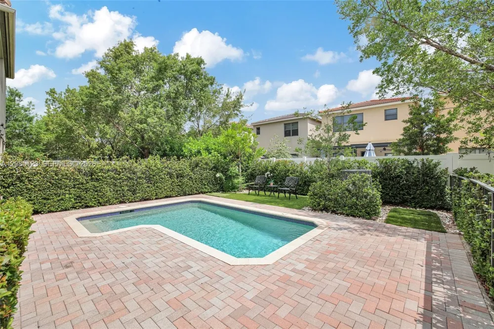 657 NE 191st St Miami, FL 33179