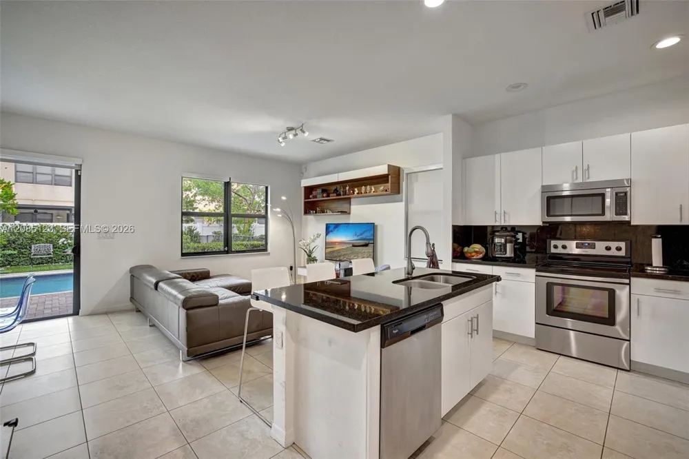 657 NE 191st St Miami, FL 33179