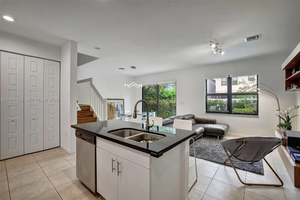 657 NE 191st St Miami, FL 33179