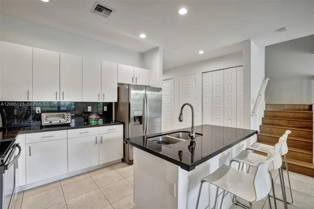 657 NE 191st St Miami, FL 33179