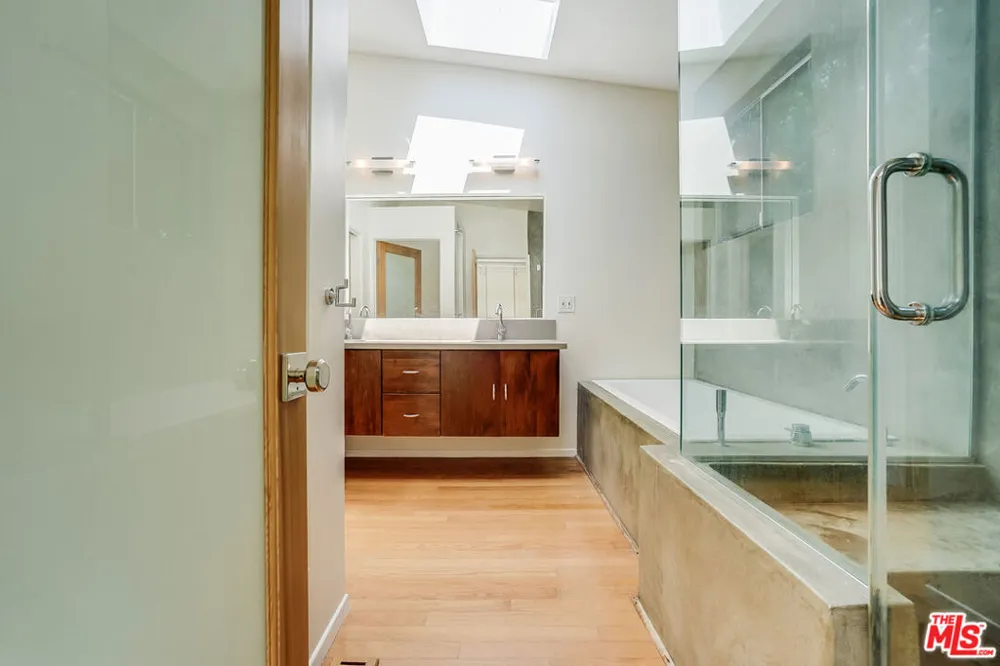 11819 Pacific Avenue Los Angeles, CA 90066