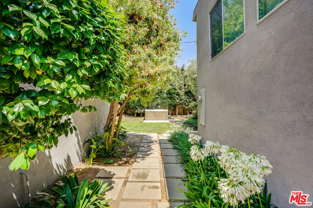 11819 Pacific Avenue Los Angeles, CA 90066
