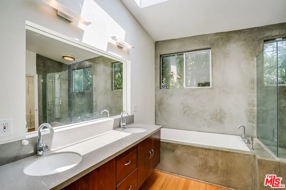 11819 Pacific Avenue Los Angeles, CA 90066