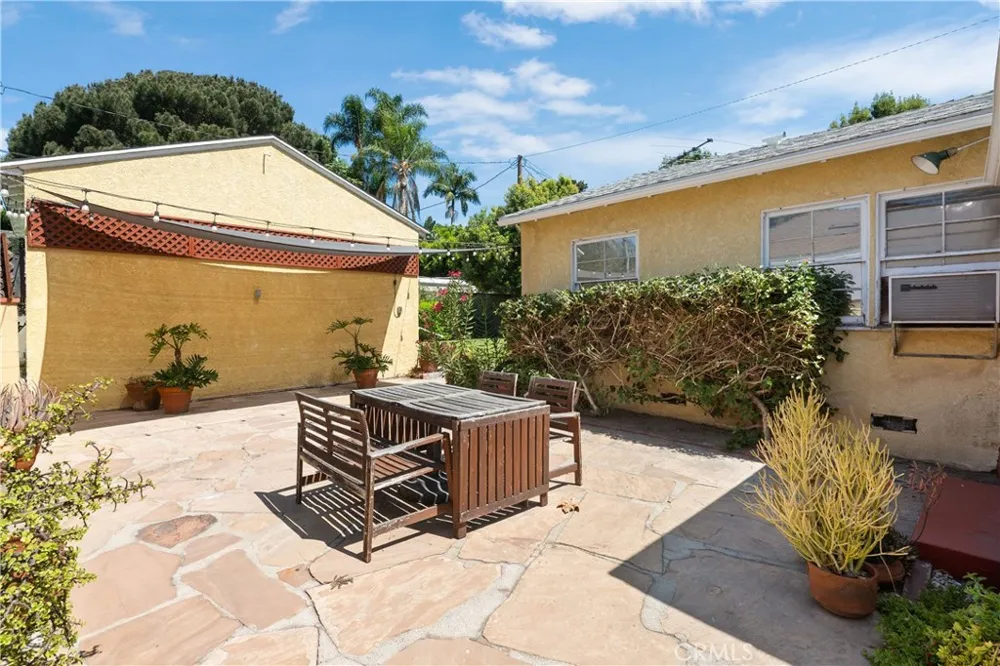 1815 W Riverside Drive Burbank, CA 91506