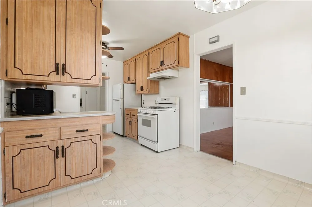 1815 W Riverside Drive Burbank, CA 91506