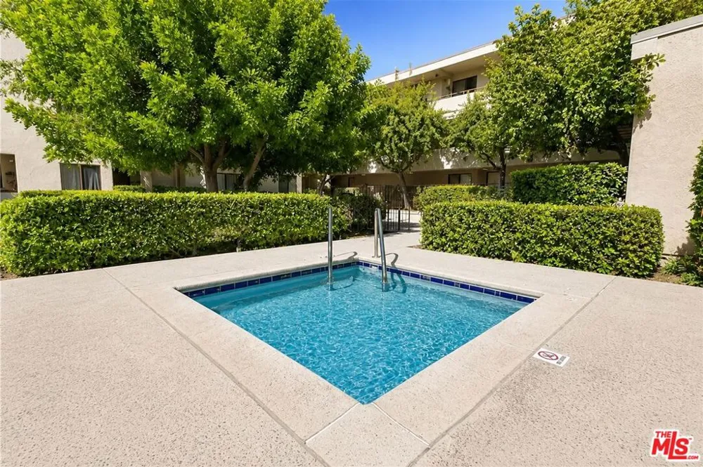 6825 Alabama Avenue #311 Canoga Park, CA 91303
