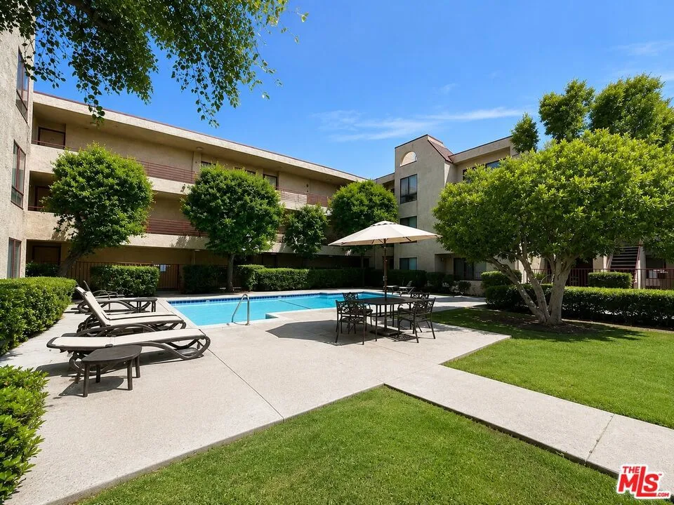 6825 Alabama Avenue #311 Canoga Park, CA 91303