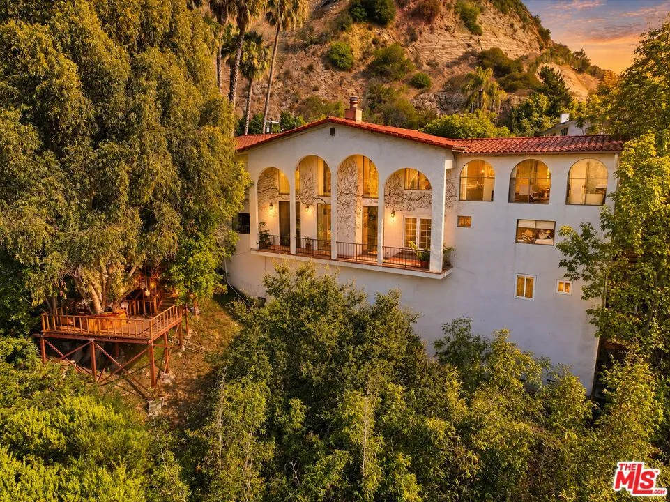 2299 Gloaming Way Beverly Hills, CA 90210