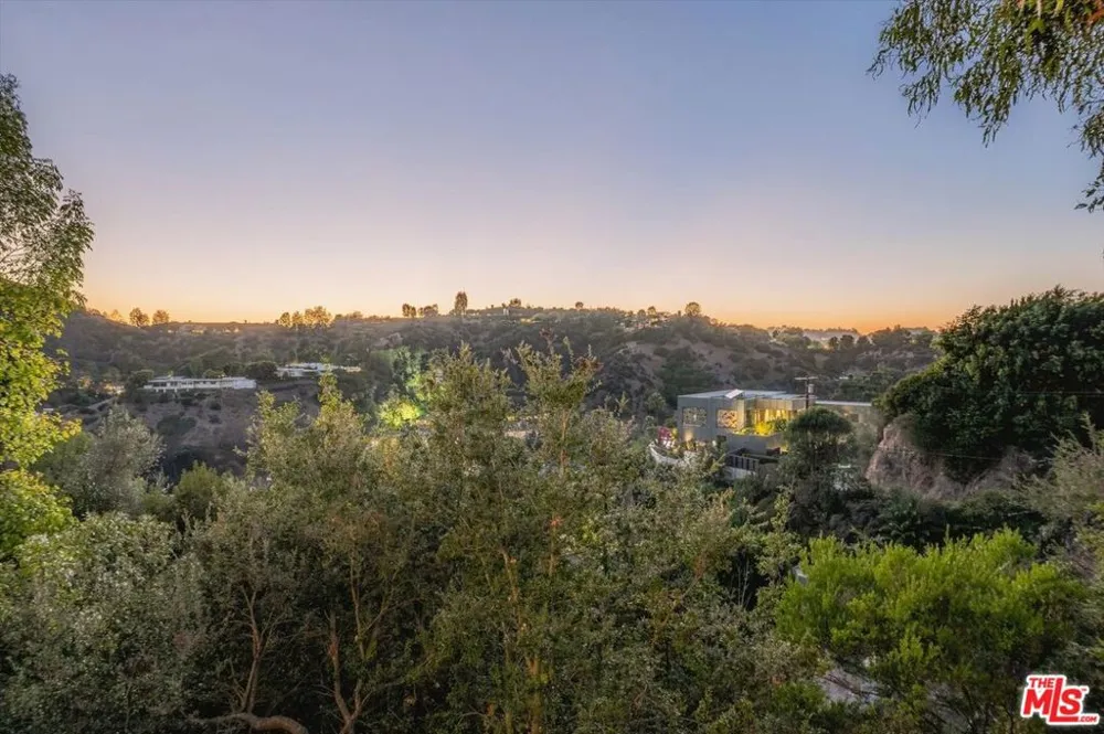 2299 Gloaming Way Beverly Hills, CA 90210