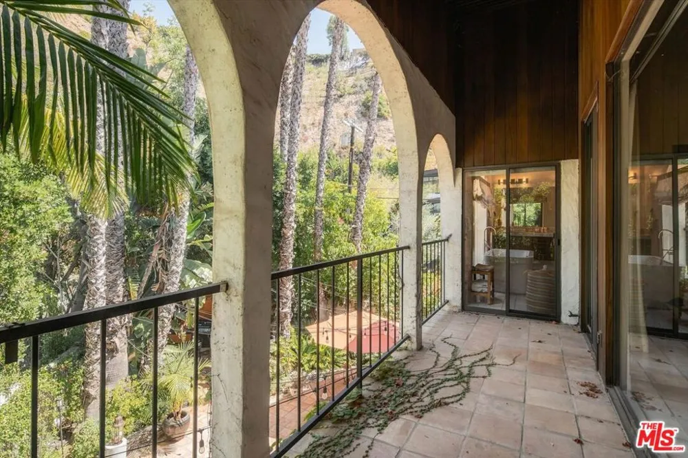 2299 Gloaming Way Beverly Hills, CA 90210