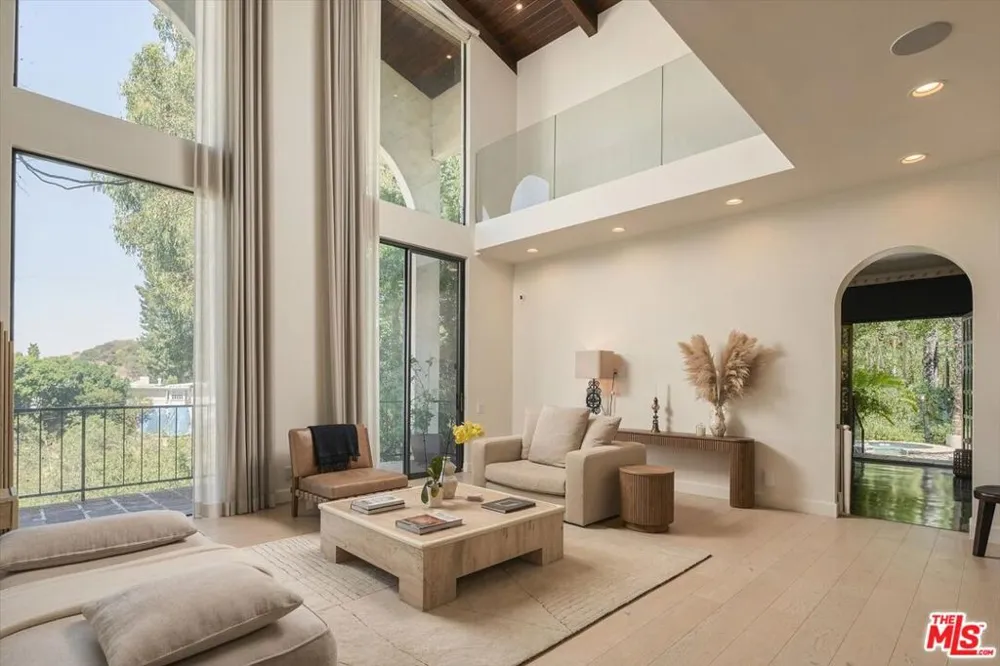 2299 Gloaming Way Beverly Hills, CA 90210