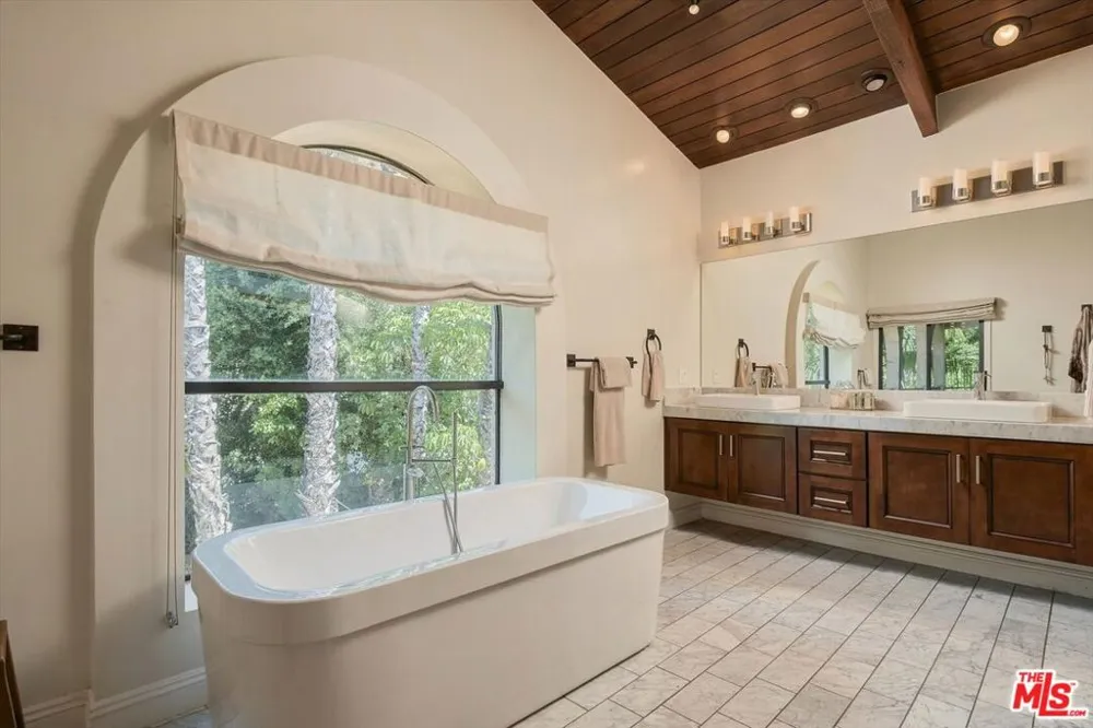 2299 Gloaming Way Beverly Hills, CA 90210