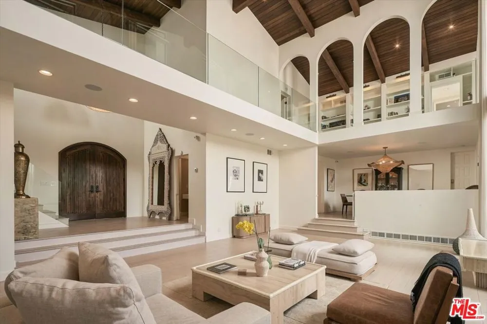 2299 Gloaming Way Beverly Hills, CA 90210