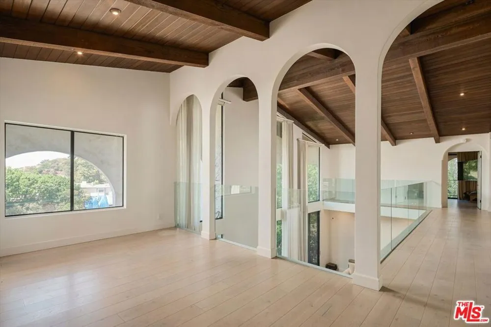 2299 Gloaming Way Beverly Hills, CA 90210