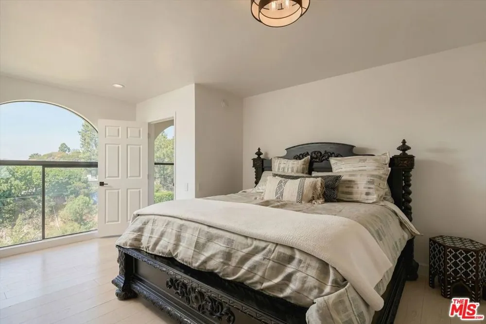 2299 Gloaming Way Beverly Hills, CA 90210