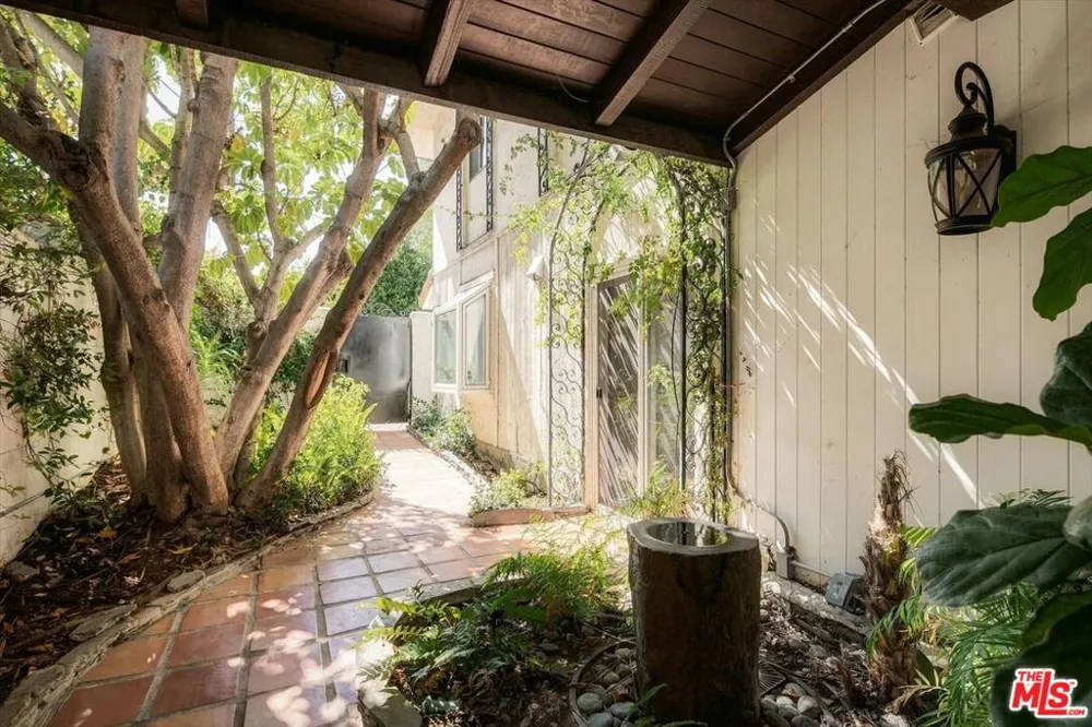 2299 Gloaming Way Beverly Hills, CA 90210