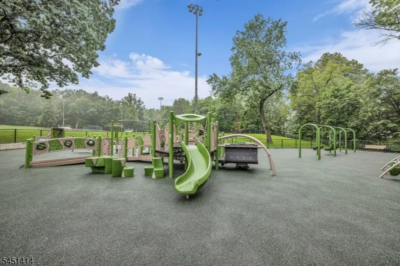 14 Beverly Rd Cedar Grove, NJ 07009