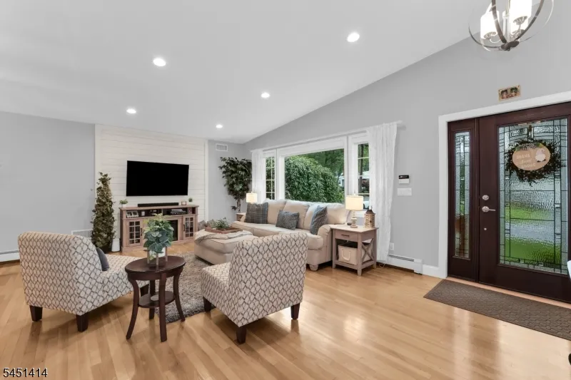 14 Beverly Rd Cedar Grove, NJ 07009