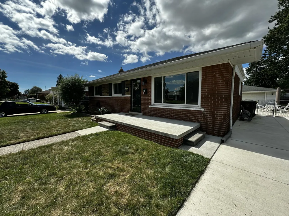 2728 Pinetree Drive Trenton, MI 48183