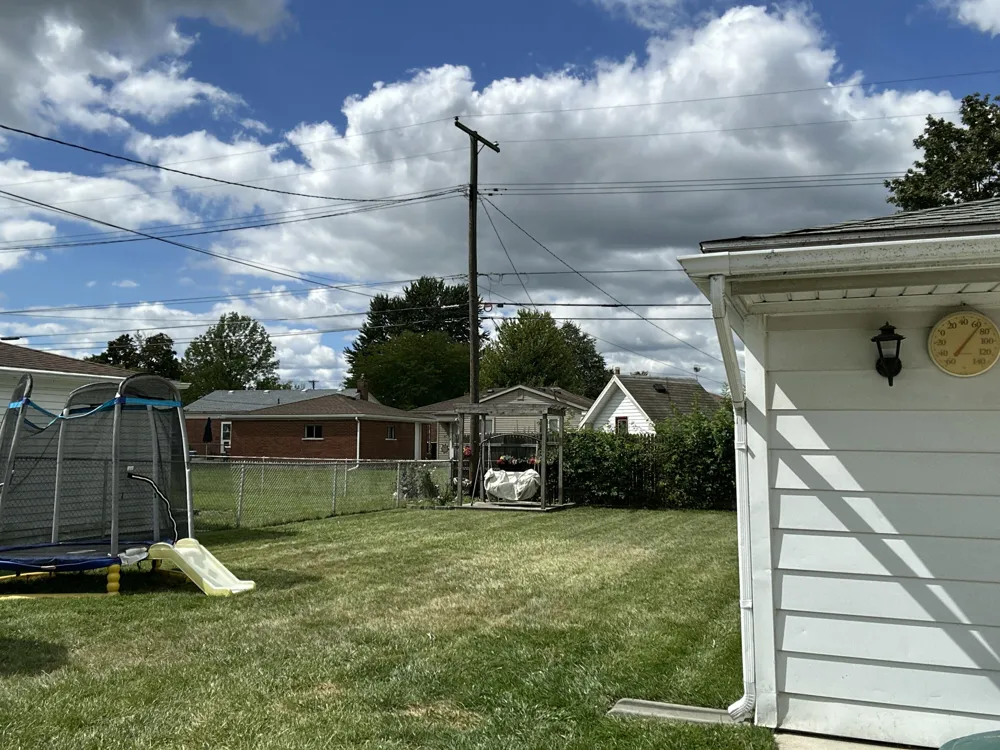 2728 Pinetree Drive Trenton, MI 48183